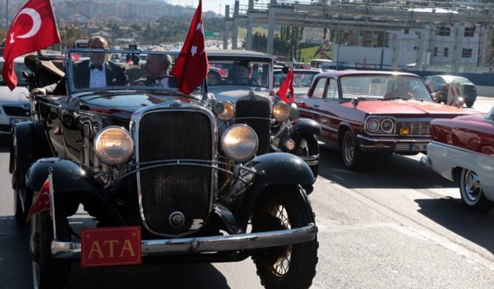Atatürk'ün benzeri Cumhuriyet konvoyunda