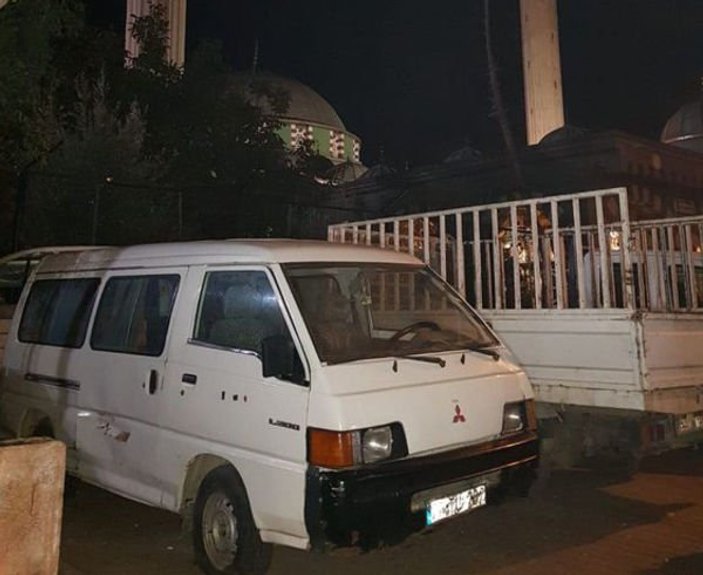Adana'da cami önünde uyuşturucu satışına baskın
