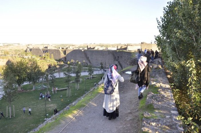 Tabelaları umursamayan Diyarbakırlılar surlarda selfie çekti