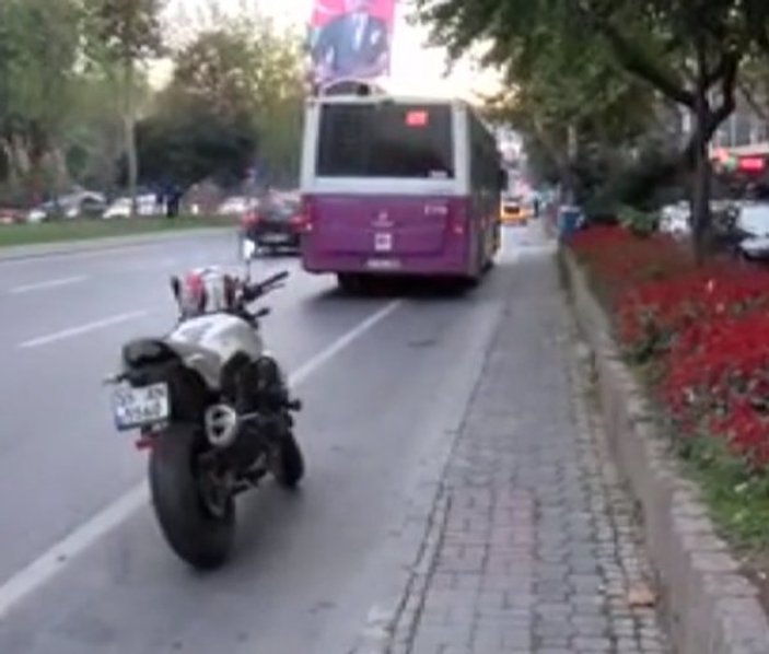 Beşiktaş'ta motosiklet sürücüsü otobüsün camlarını kırdı