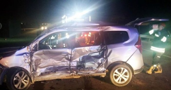 Kargo aracı ile otomobil çarpıştı: 2 ölü, 2 yaralı