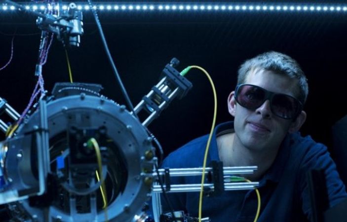 Atomları boşluktaki nesneleri çeken ışınla kıstırdılar