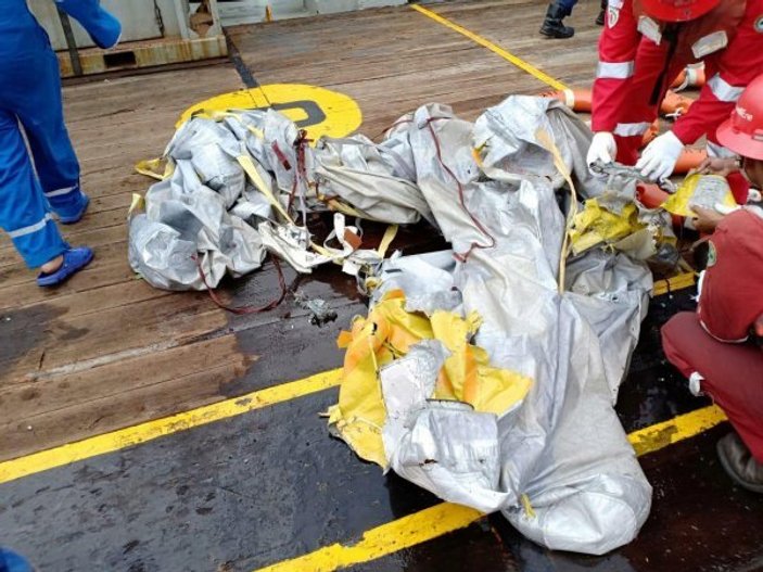 Endonezya'da düşen uçağın karakutusu bulundu