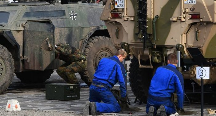 Alman ordusuna çalışmayan araçlar teslim edildi