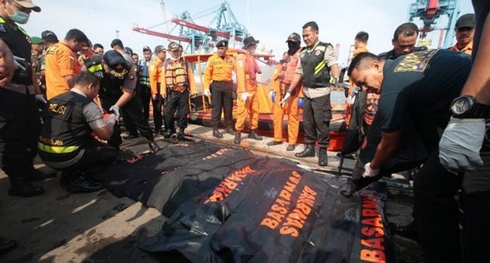 Endonezya'da düşen uçağın karakutusu bulundu