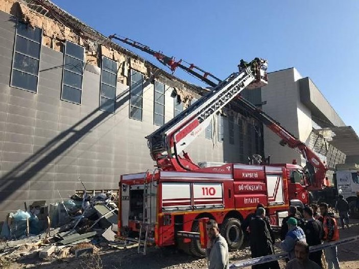 Kayseri'de yapımı süren kongre binasının çatısı çöktü