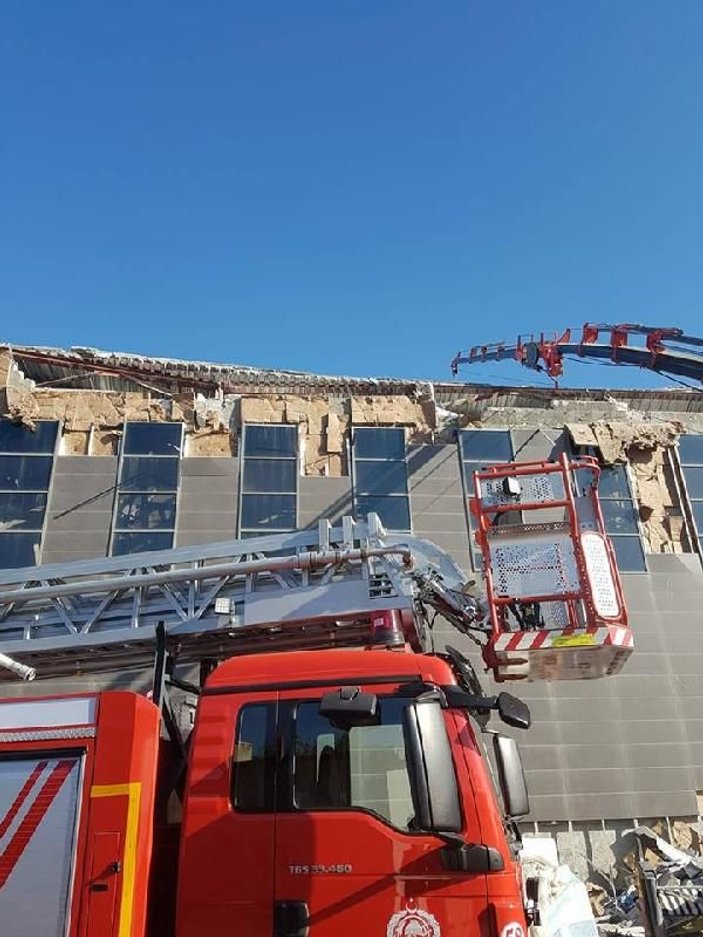 Kayseri'de yapımı süren kongre binasının çatısı çöktü