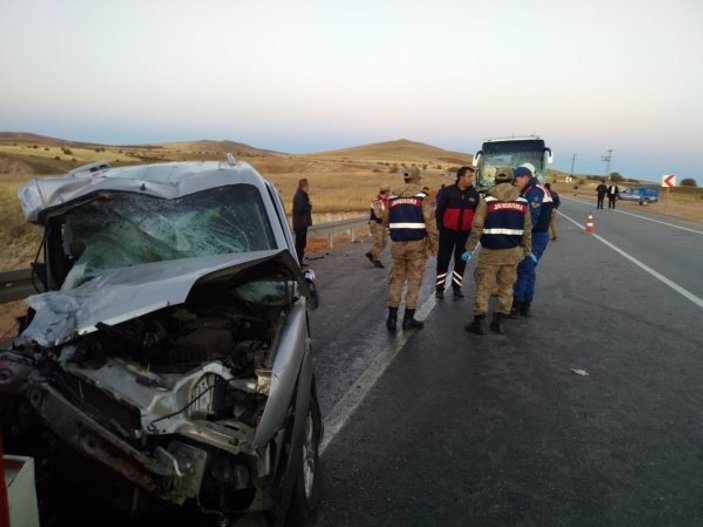 Sivas'ta yolcu otobüsü kaza yaptı: Ölü ve yaralılar var
