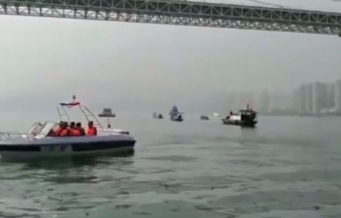 Çin'de yolcu şoföre saldırdı, otobüs köprüden nehre düştü