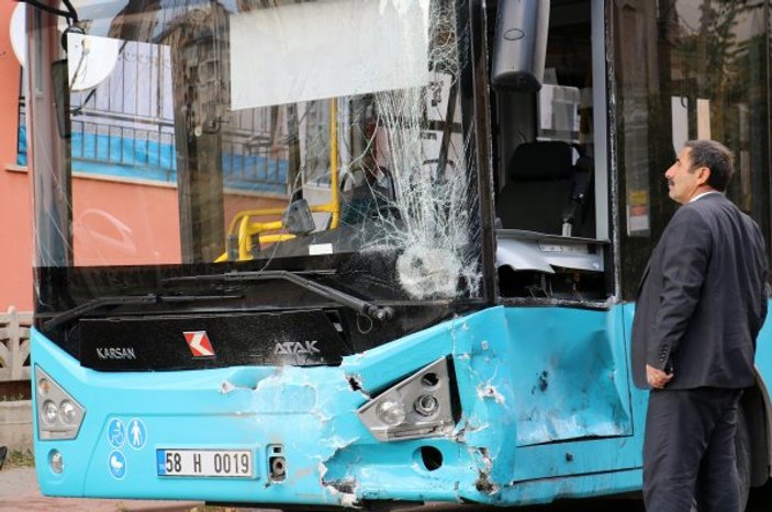 Otomobil halk otobüsüyle çarpıştı: 1 yaralı