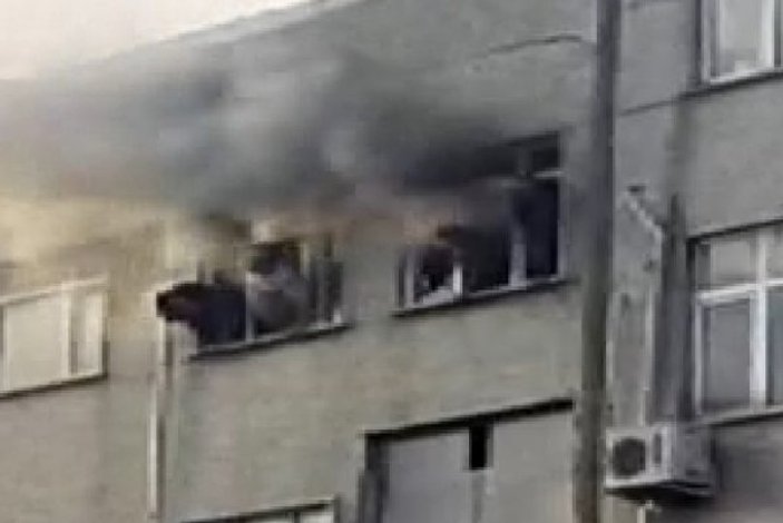 Fabrika yangınından yan binaya geçerek kurtuldu