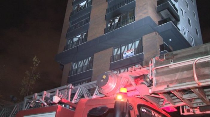 Kadıköy'deki 14 katlı bir apartmanda yangın