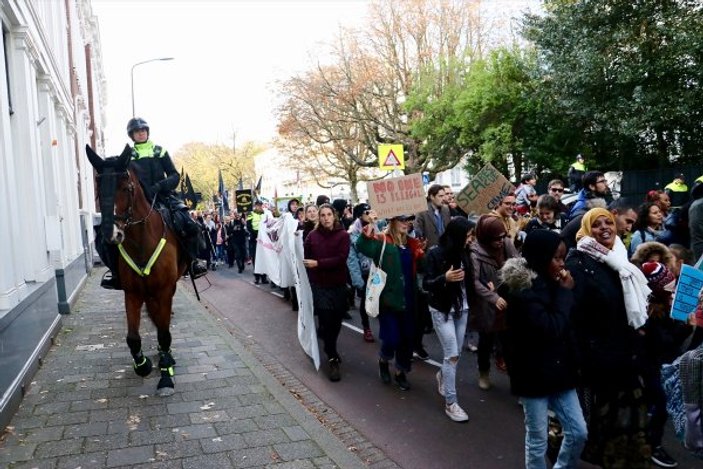 Hollanda'da AB'ye protesto: Hiçbir insan kaçak değildir
