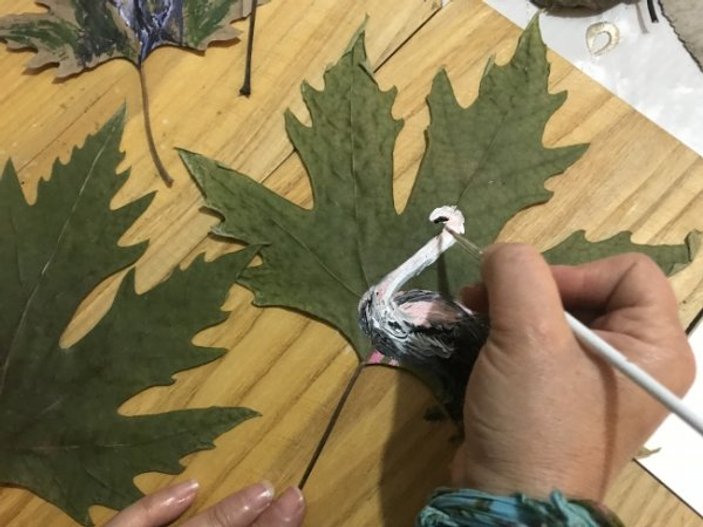 Kurumuş ağaç yapraklarından sanat eserleri üretiyor