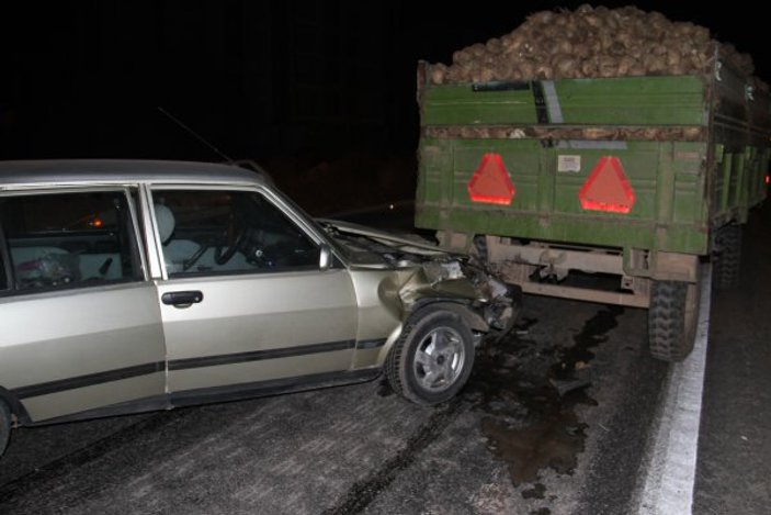 Konya'da otomobil traktöre çarptı: 3 yaralı