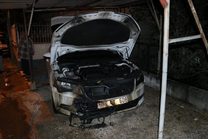 Adana'da 1 otomobil benzin dökülerek yakıldı