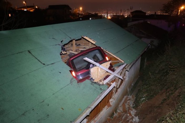 Bir araç evin çatısına uçtu