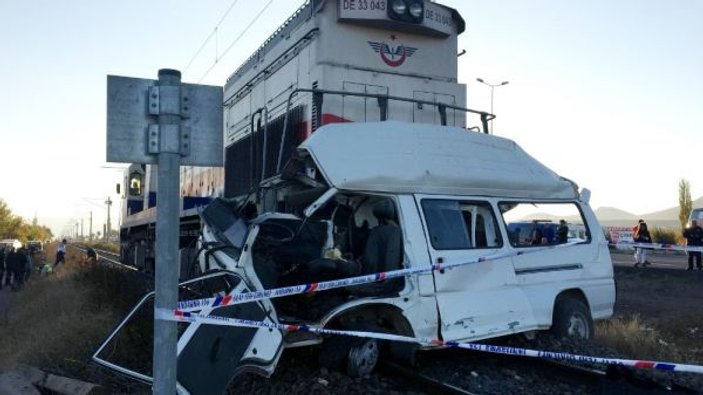 Tren minibüse çarptı: 2 ölü