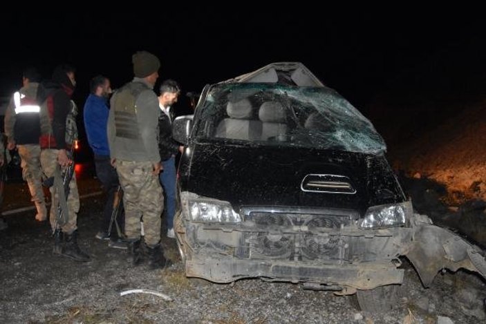 Kaçak göçmenleri taşıyan minibüs kaza yaptı: 5 ölü