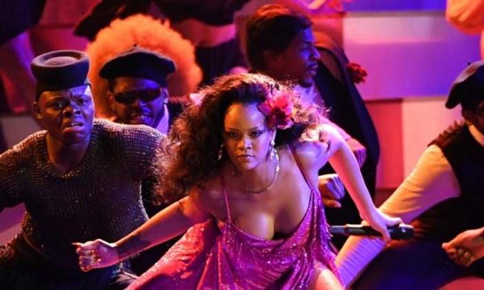 Rihanna'dan Trump'a şarkı resti