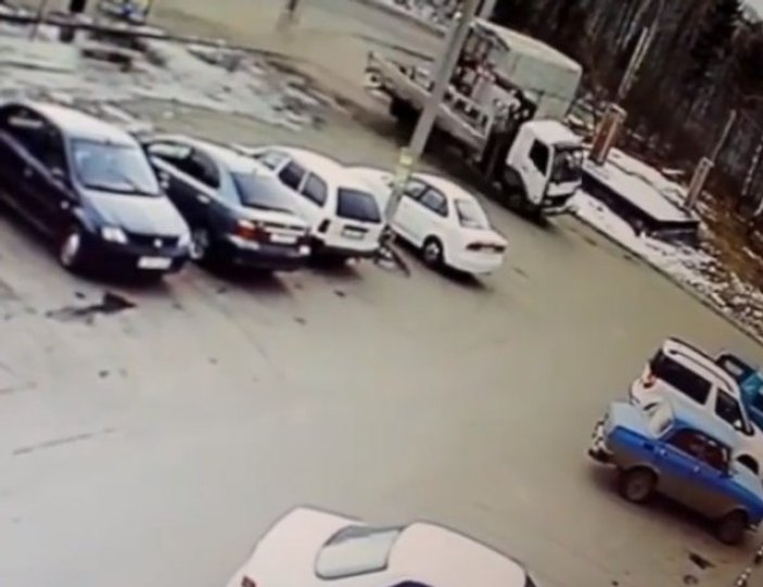 Rusya'da freni patlayan kamyon markete daldı