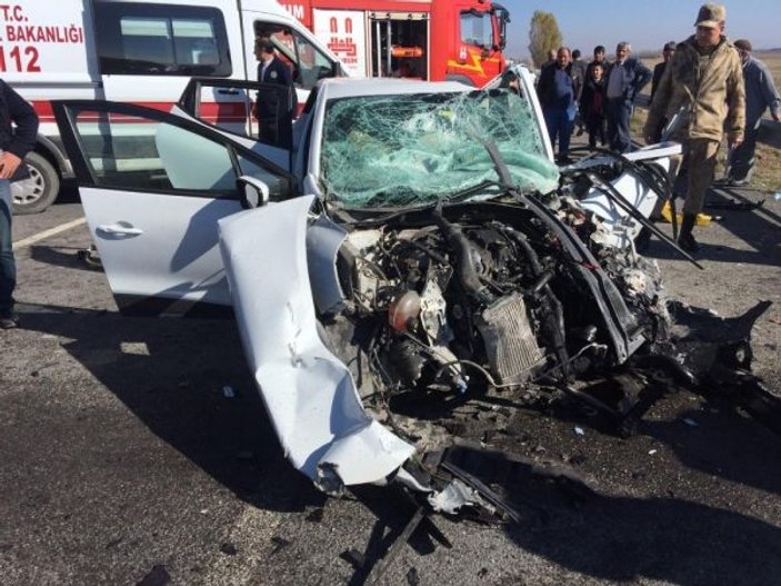 Erzurum'da taziye yolundaki araçla tır çarpıştı: 3 ölü