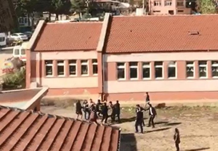 Öğrenci velileri okul müdür vekilini dövdü