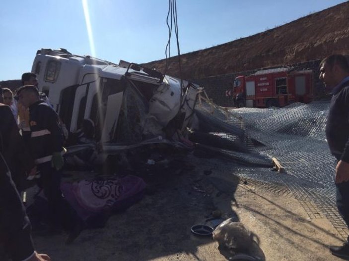 Silopi’de demir yüklü kamyon devrildi: 1 ölü, 1 yaralı