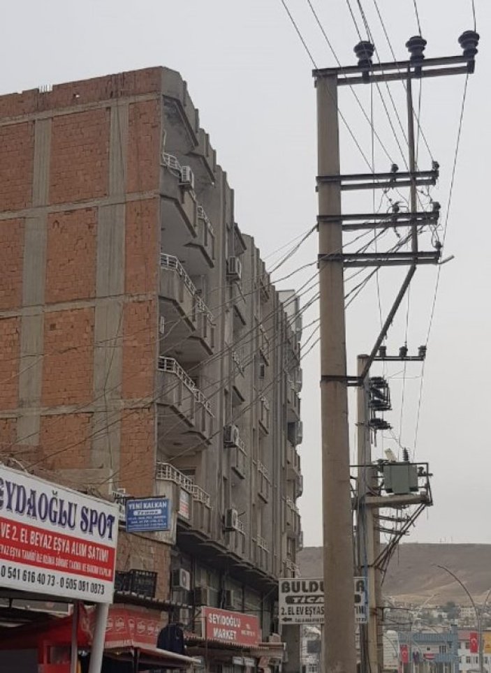 Şırnak'ta elektrik direkleri, kaçak kablolarla dolu