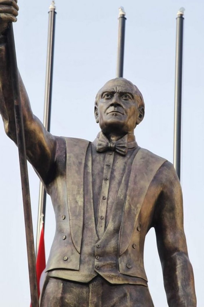 İzmir'de Atatürk'e benzemeyen heykel