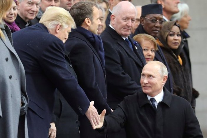 Trump ile Putin Paris'te baş başa görüştü