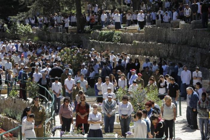 İsrail'de sirenli saygı duruşu