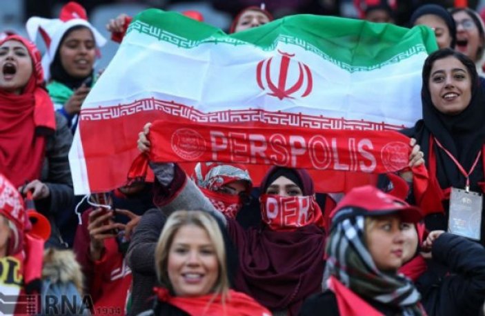 İran'da kadınlar 39 yıl sonra futbol maçında tribünde