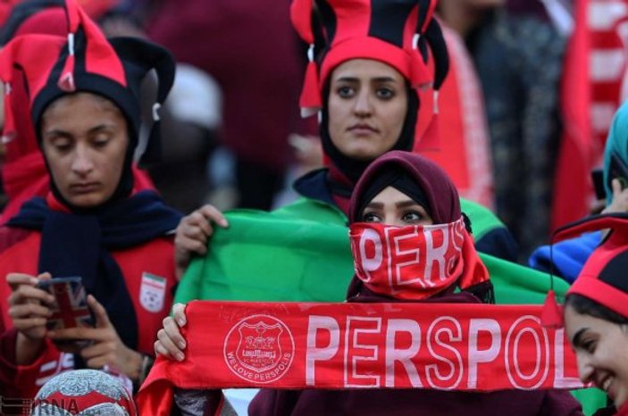 İran'da kadınlar 39 yıl sonra futbol maçında tribünde