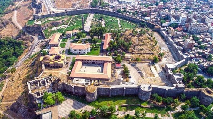 'Diyarbakır'ın kalbi'nde su kanalı ve tünel bulundu