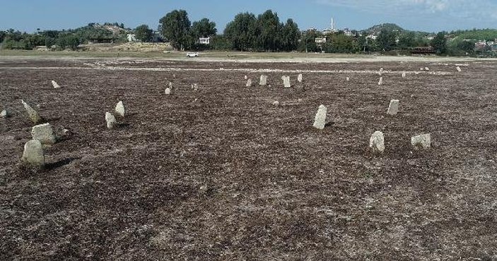 Adana'da baraj gölünde su çekildi mezarlık ortaya çıktı