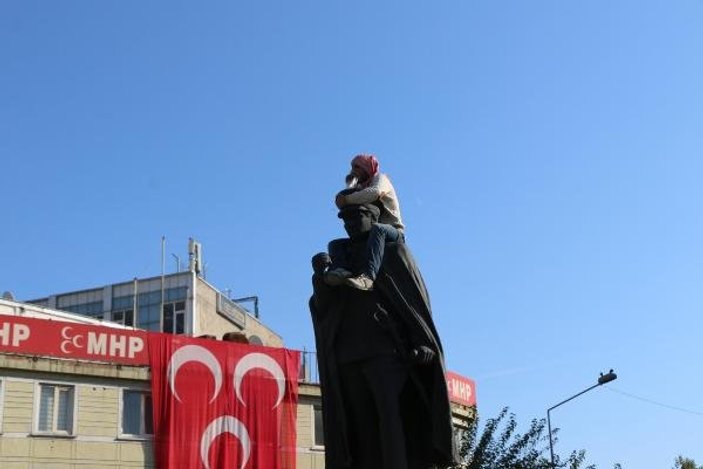 Atatürk heykeline çıkan kişiye linç girişimi