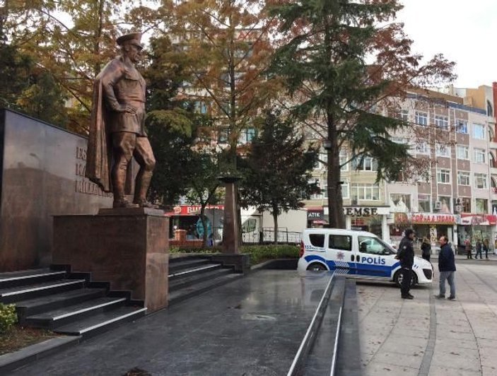Tekirdağ'da bir kadın Atatürk Anıtı'na saldırdı