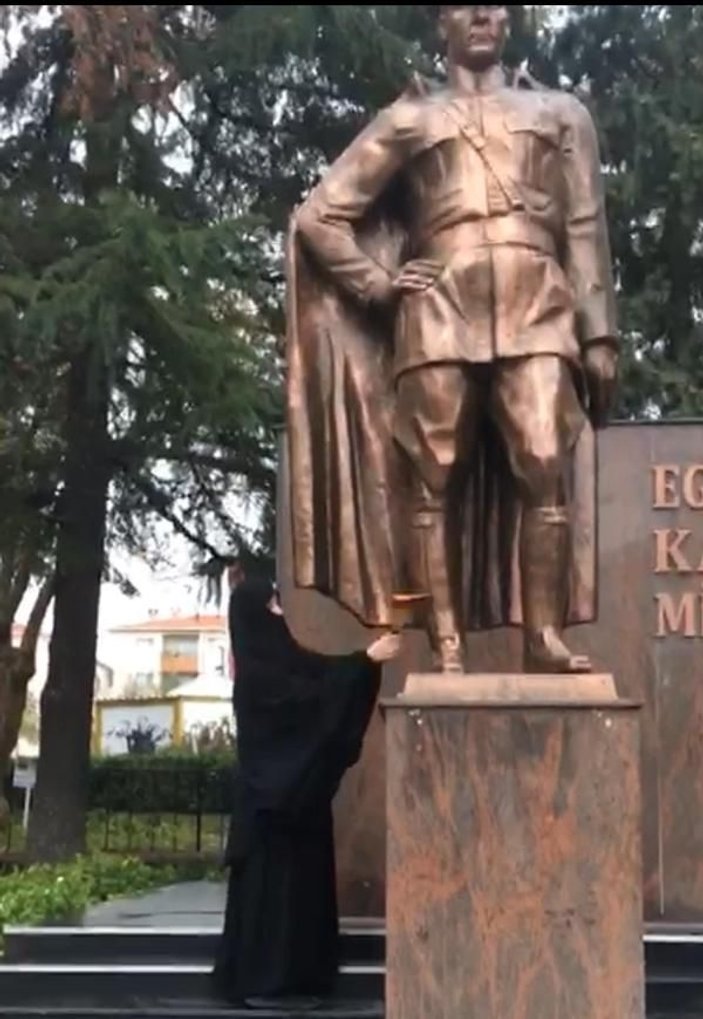 Tekirdağ'da bir kadın Atatürk Anıtı'na saldırdı