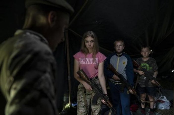 Ukrayna'da çocuklara silahlı eğitim tartışma yarattı