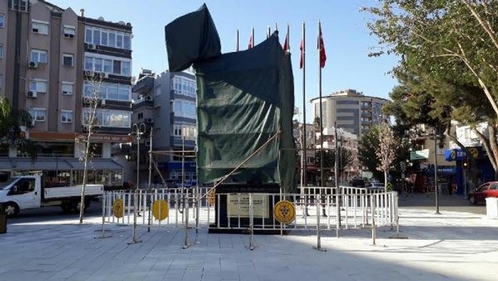 Atatürk'e benzemeyen heykelde düzeltme çalışması