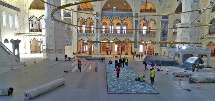 Yapımı devam eden Çamlıca Camii'de ilk namazlar kılındı