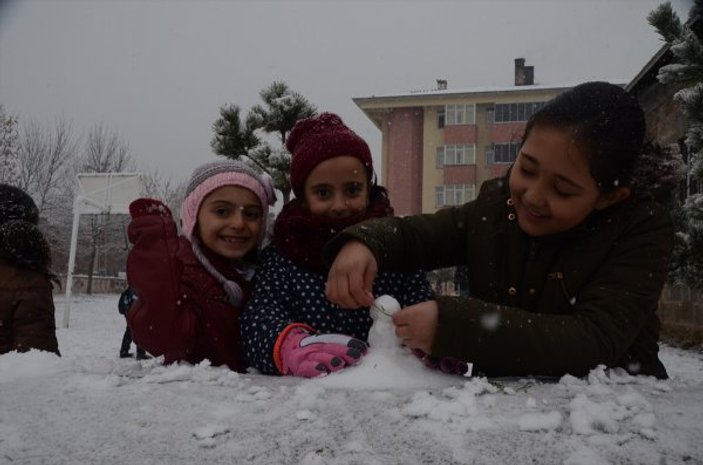 Kars'ta kar yağıyor, Antalya'da denize giriyorlar