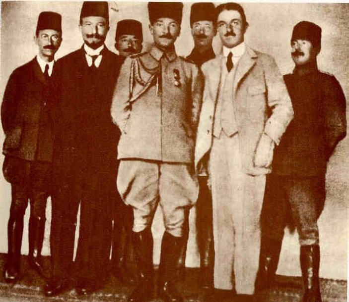 İsmet İnönü hitap ederken kekeliyordu