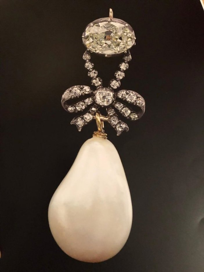 Marie Antoinette'in inci ve elmas kolyesine rekor fiyat