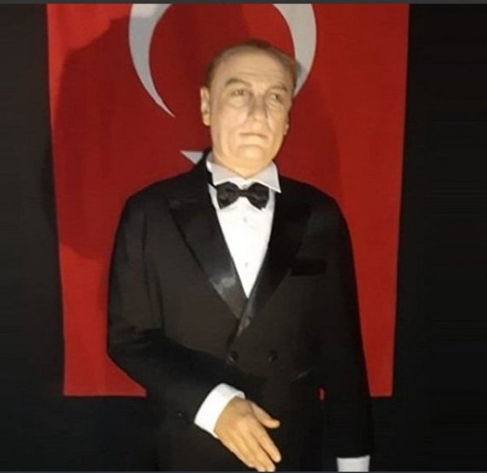 AVM'de Atatürk'e benzemeyen heykel