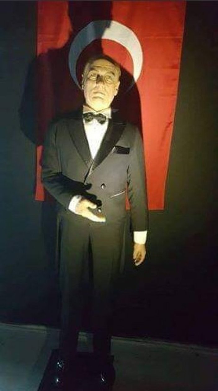 AVM'de Atatürk'e benzemeyen heykel