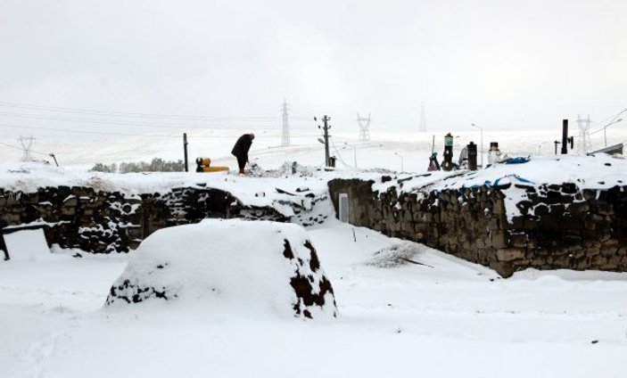 Doğu’da köyler kar altında