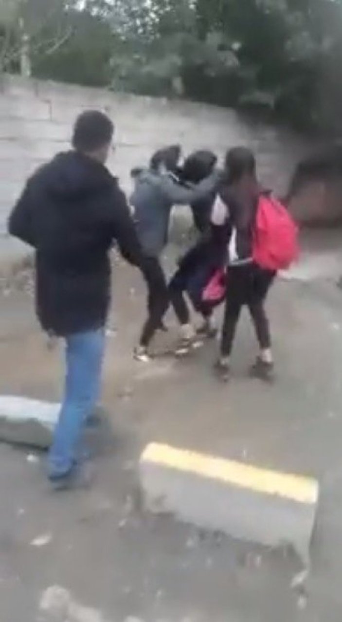 Okul çıkışında kavga eden öğrenciler