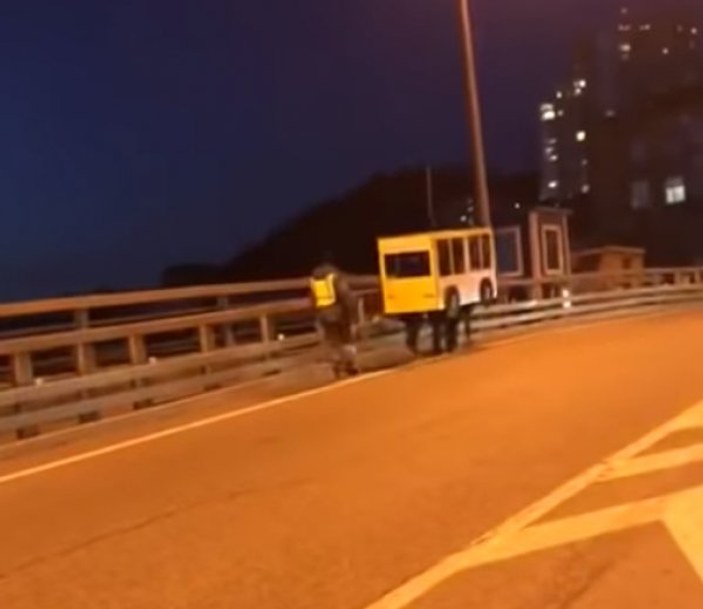 Rusya'da köprüden geçmek için otobüs kılığına girdiler